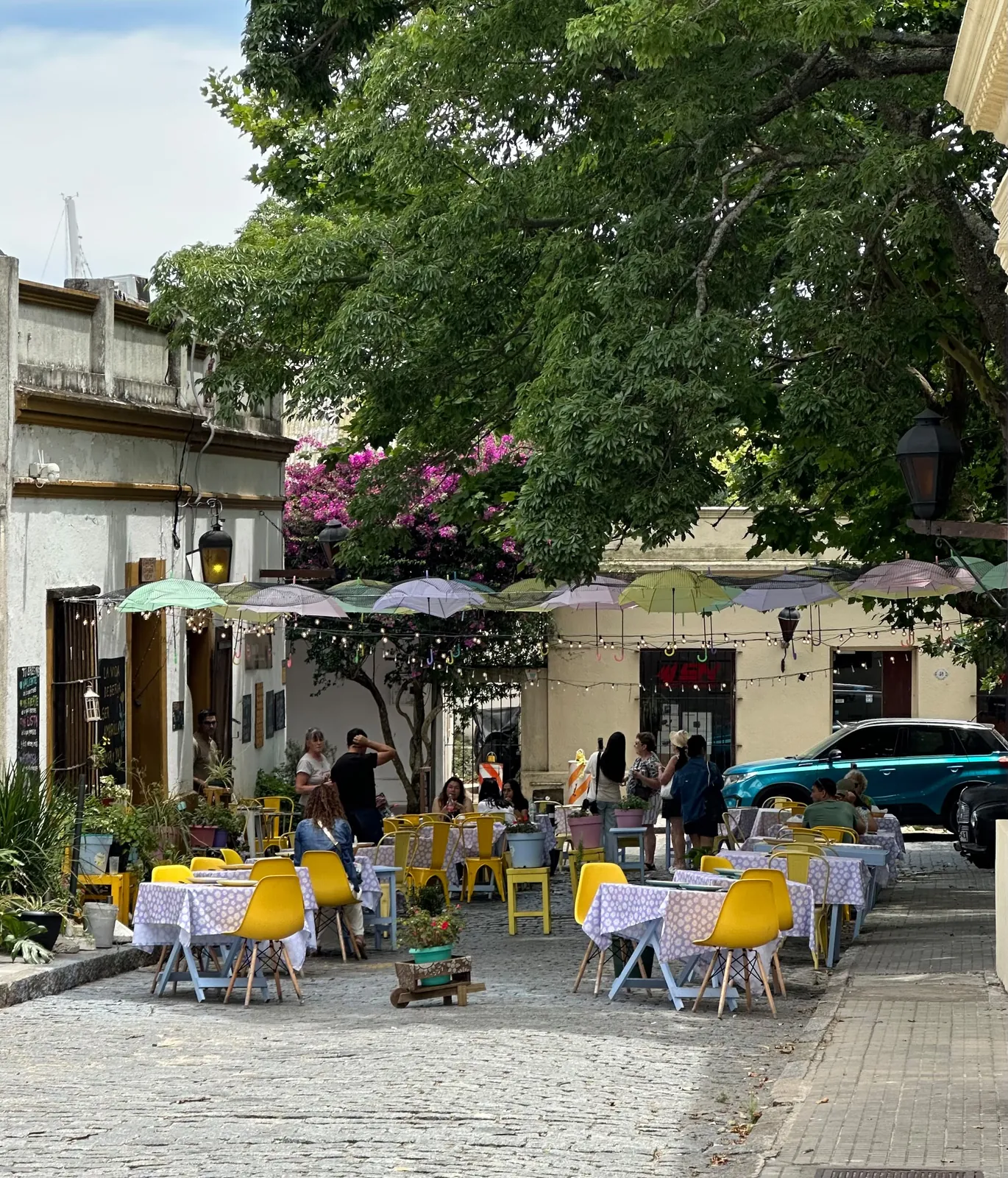 An outdoor café on a cobblestone street in Colonia del Sacramento