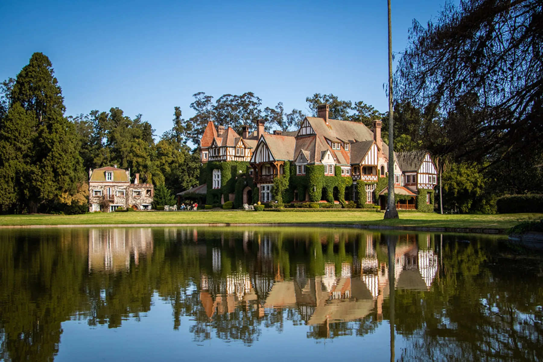 Estancia Villa María and its reflection across the lake