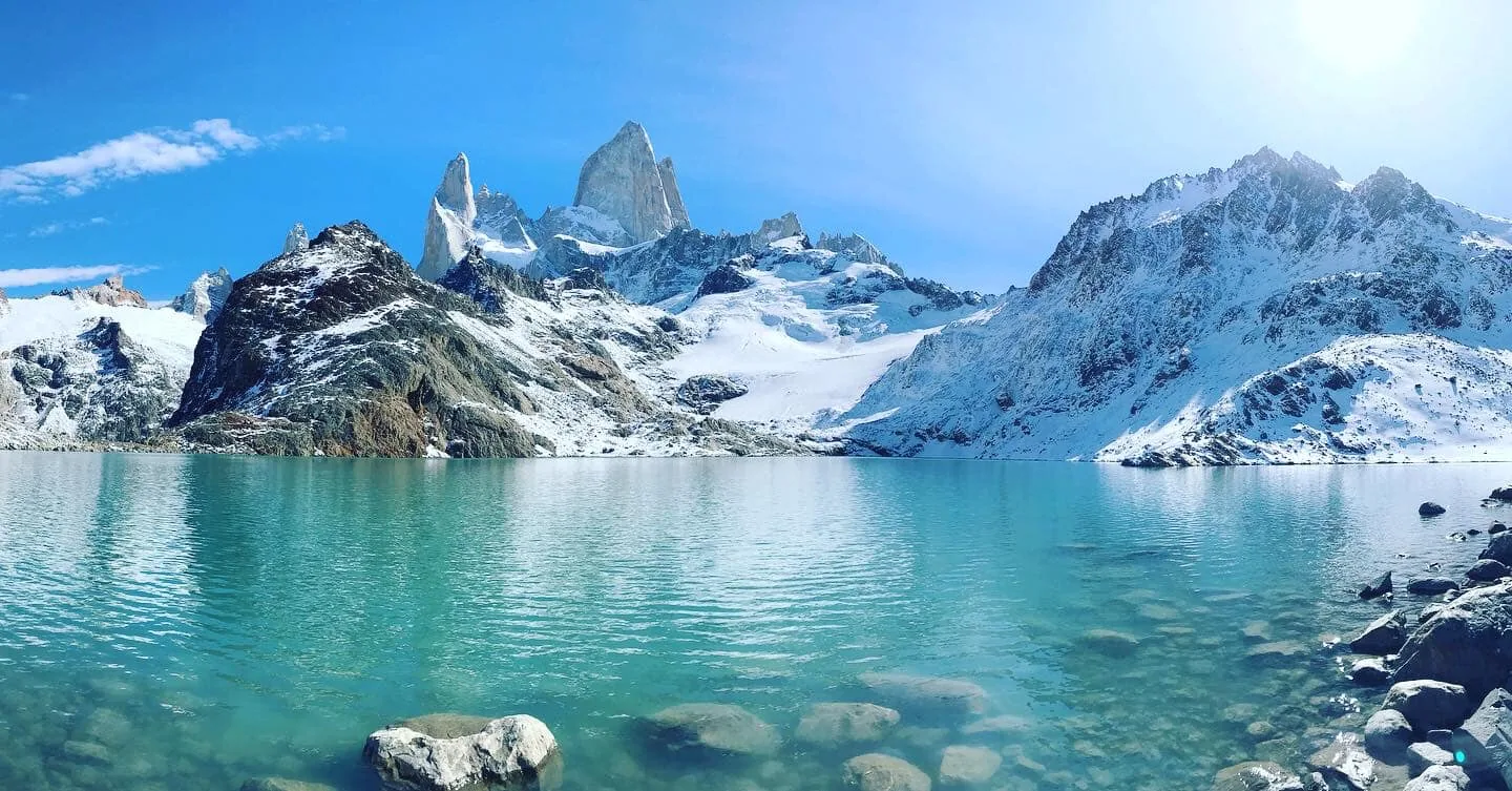 Laguna de los Tres beneath the snowy peaks of Mount Fitz Roy