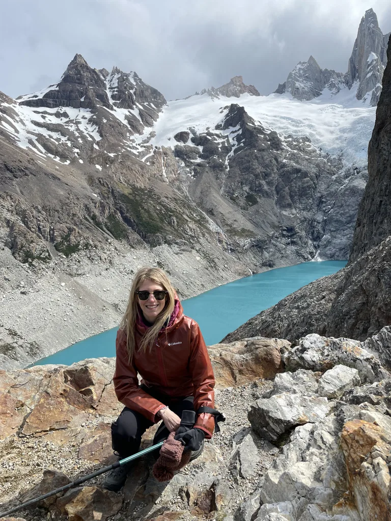 A traveler resting above the turquoise waters of Laguna de los Tres